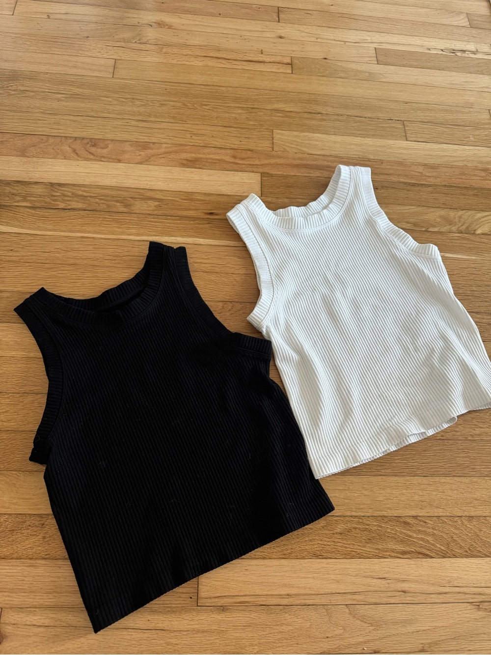 Aura Set of 2 Black & White Ribbed Cropped Tank Tops